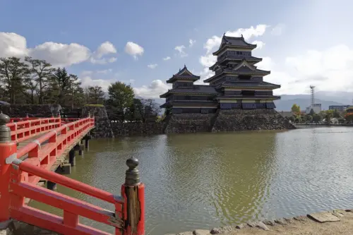 reisen japan 23 23 2024-herbst-Japan-Matsumoto-Reisen-rote-Bruecke-Tempel-mit-See  T4A5173